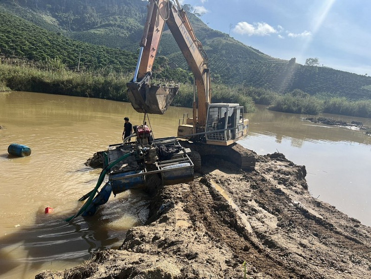 Những phương tiện phục vụ cho việc khai thác cát trái phép được thu giữ.