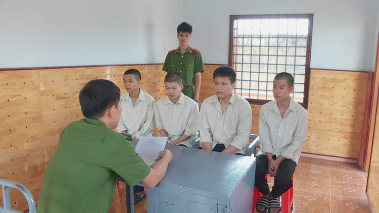 Nguyễn Thế Hiếu cùng 3 đối tượng tại cơ quan công an.