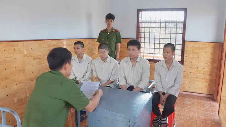 Nguyễn Thế Hiếu cùng 3 đối tượng tại cơ quan công an.