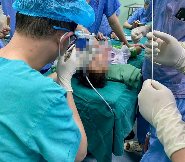 Trong quá trình nội soi, bác sĩ phát hiện lòng khí quản bệnh nhi có hình ảnh dị vật. Ảnh suckhoevadoisong