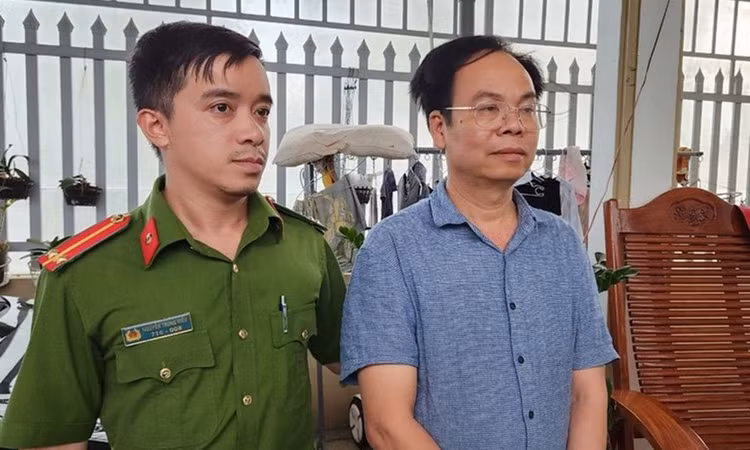 Ông Vũ Chí Hữu, giám đốc chi nhánh Văn phòng ĐKĐĐ huyện Đạ Huoai bị bắt tạm giam để điều tra về hành vi nhận hối lộ.