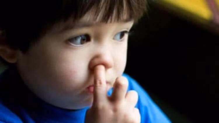 Ngoáy mũi có thể gây bệnh tai mũi họng. Ảnh minh họa