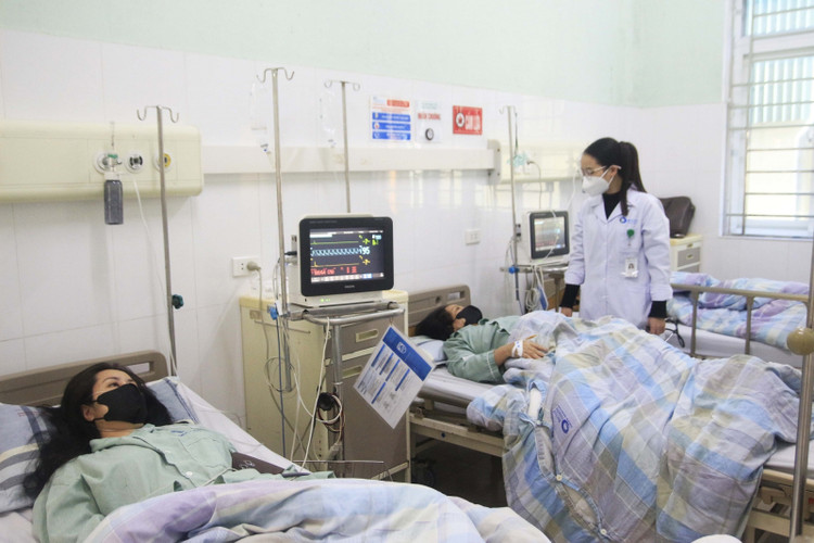 Bệnh nhân cúm mùa điều trị tại Khoa Bệnh Nhiệt Đới, Bệnh viện Bãi Cháy. Ảnh BVCC