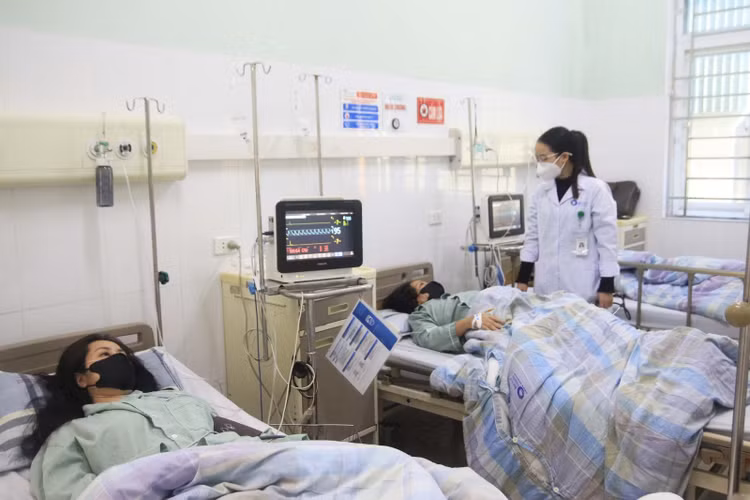 Bệnh nhân cúm mùa điều trị tại Khoa Bệnh Nhiệt Đới, Bệnh viện Bãi Cháy. Ảnh BVCC