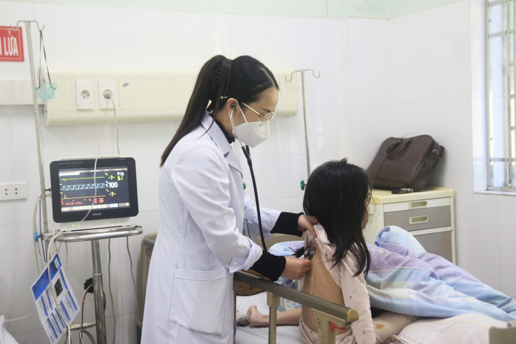 Đối tượng trẻ nhỏ, người có sức đề kháng kém, người bệnh mạn tính như COPD, suy tim, suy thận, đái tháo đường, phụ nữ mang thai… rất dễ mắc cúm mùa. Ảnh BVCC