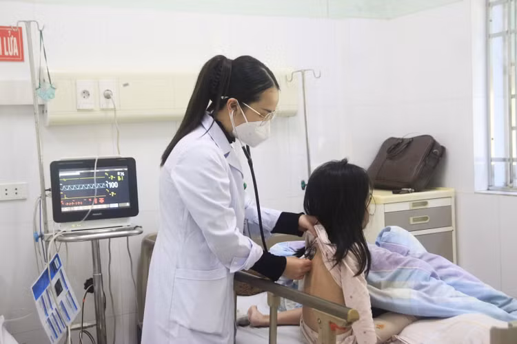 Đối tượng trẻ nhỏ, người có sức đề kháng kém, người bệnh mạn tính như COPD, suy tim, suy thận, đái tháo đường, phụ nữ mang thai… rất dễ mắc cúm mùa. Ảnh BVCC