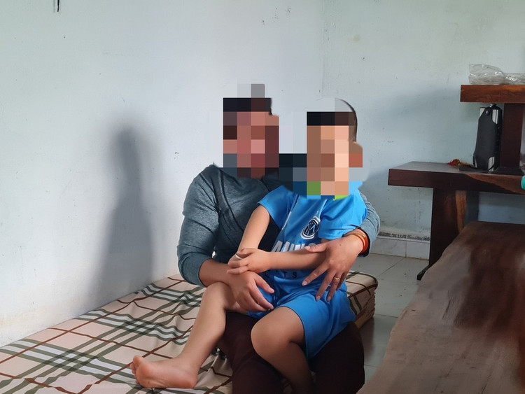 Bé trai 4 tuổi đang được Chủ tịch Hội Phụ nữ xã Hòa Xuân chăm sóc.