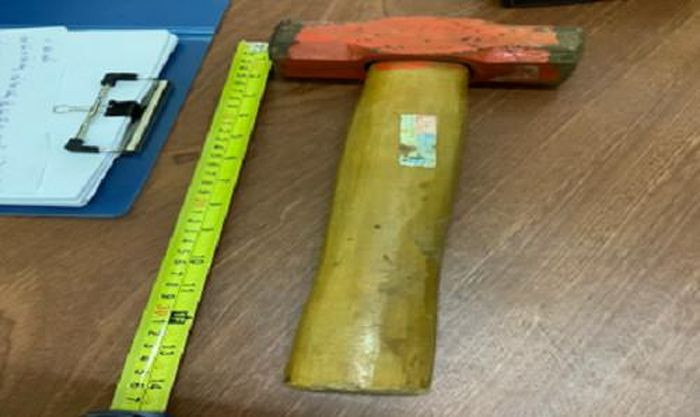 Chiếc búa được cho là hung khí gây án. Ảnh: Công an cung cấp. Chiếc búa được cho là hung khí gây án. Ảnh: Công an cung cấp.