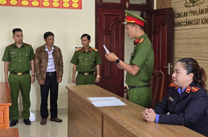 Cơ quan công an đọc lệnh bắt bị can để tạm giam đối với Nhan Thế Anh.