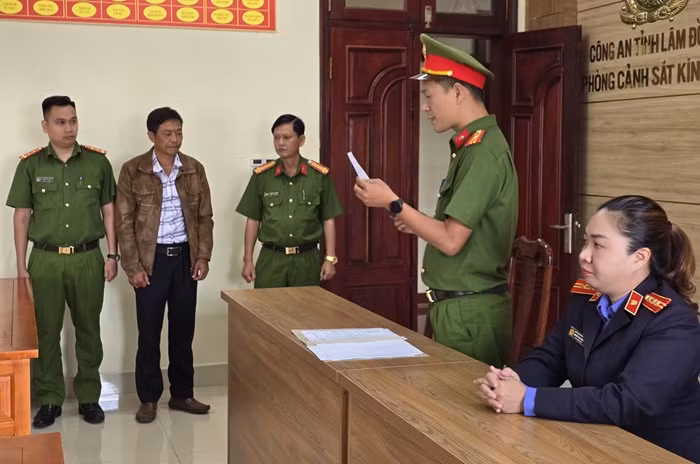 Cơ quan công an đọc lệnh bắt bị can để tạm giam đối với Nhan Thế Anh.