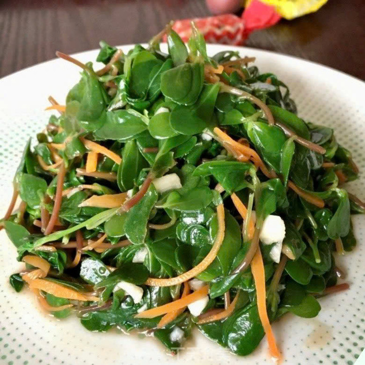 Tốt cho da, cơ và xương: Theo Viện Vệ sinh dịch tễ, rau sam có chứa rất nhiều các thành phần dinh dưỡng có lợi cho cơ thể như: Canxi,sắt, magie, natri, kali, axit folic, vitamin A, vitamin C,... Do đó, rau sam rất tốt cho da, cơ và và xương phát triển tốt. Không chỉ vậy, hàm lượng canxi cao có trong rau sam giúp hỗ trợ xương chắc khỏe hơn. Ngoài ra, vitamin E và chất glutathione có trong rau sam còn giúp bảo vệ màng tế bào và tránh khỏi các tác nhân gây hại. Ảnh minh họa