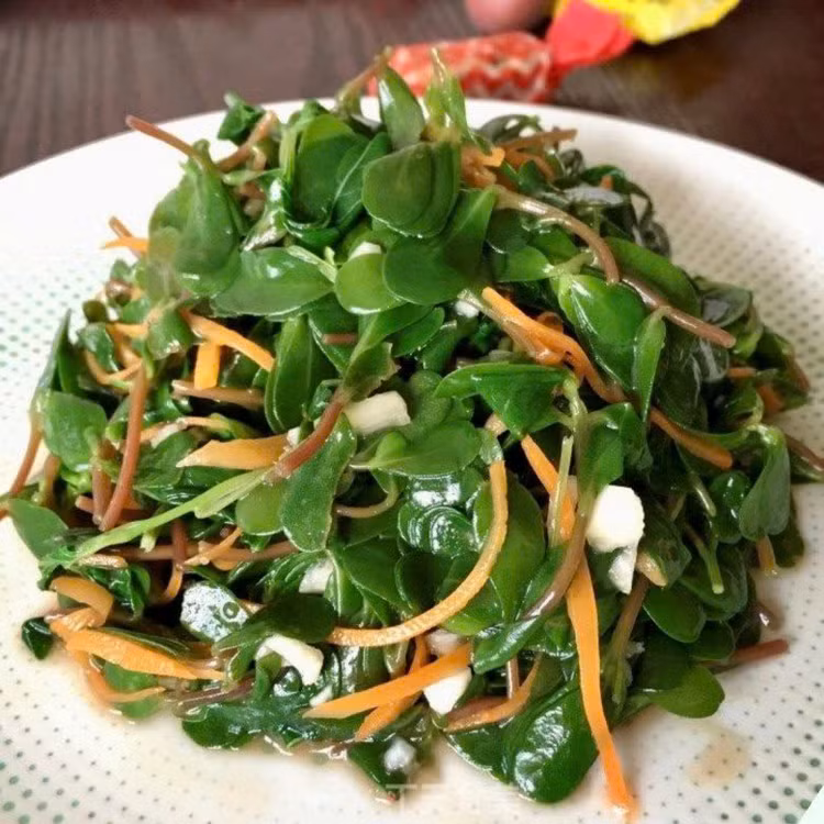 Tốt cho da, cơ và xương: Theo Viện Vệ sinh dịch tễ, rau sam có chứa rất nhiều các thành phần dinh dưỡng có lợi cho cơ thể như: Canxi,sắt, magie, natri, kali, axit folic, vitamin A, vitamin C,... Do đó, rau sam rất tốt cho da, cơ và và xương phát triển tốt. Không chỉ vậy, hàm lượng canxi cao có trong rau sam giúp hỗ trợ xương chắc khỏe hơn. Ngoài ra, vitamin E và chất glutathione có trong rau sam còn giúp bảo vệ màng tế bào và tránh khỏi các tác nhân gây hại. Ảnh minh họa