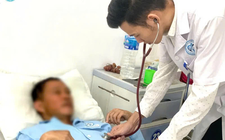 Bác sĩ thăm khám cho bệnh nhân. Ảnh TTYT huyện Thanh Thủy