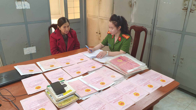 Cơ quan công an thu giữ nhiều sổ đỏ liên quan hoạt động cho vay lãi nặng.