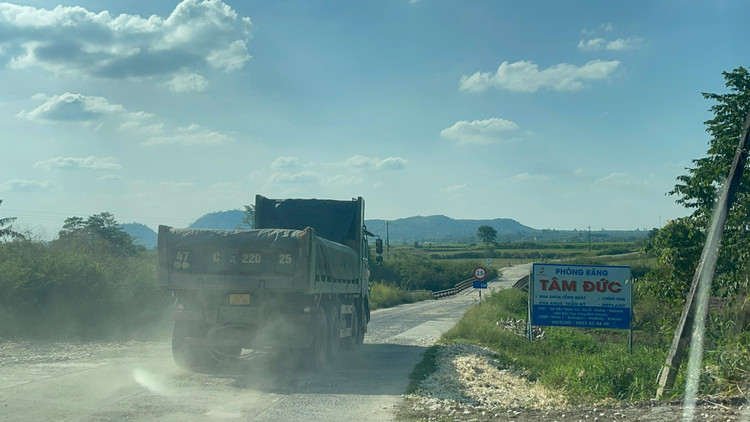 Xe chở cát đi qua cầu C10 thôn 2 xã Ea Ô, với tải trọng chỉ 2,5 tấn.