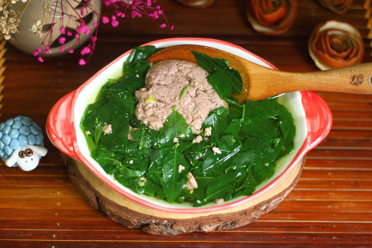 Vò nát lá rau ngót trước khi nấu cho bùi có mất dinh dưỡng?. Ảnh minh họa