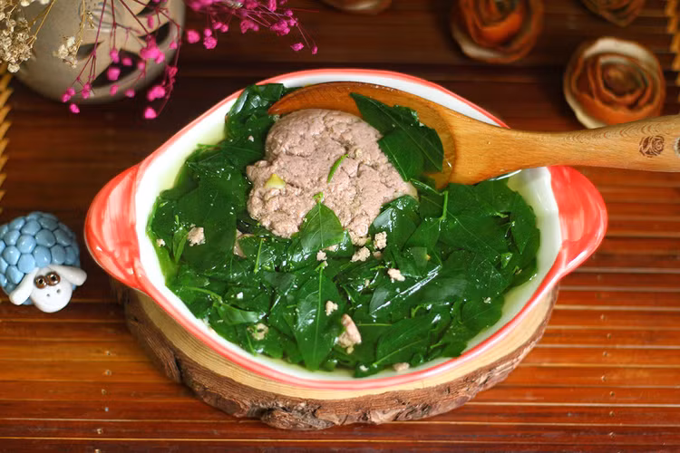 Vò nát lá rau ngót trước khi nấu cho bùi có mất dinh dưỡng?. Ảnh minh họa