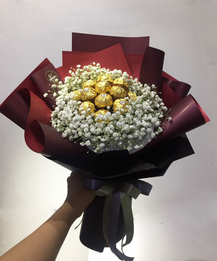 Hoa socola không chỉ đẹp mắt mà còn có thể ăn được, vừa là món quà tặng vừa là món ăn vặt ngọt ngào. Hoa hồng tượng trưng cho sự lãng mạn, chocolate lại ngọt ngào. Cả hai kết hợp với nhau, "hai trong một", được thiết kế tinh tế và trao tặng cùng lúc lại càng ý nghĩa, thu hút các cặp đôi. Ảnh Internet