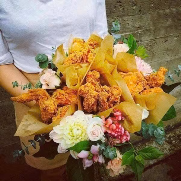 Muốn tạo bất ngờ cho nàng thì có thể tự mua khoai tây chiên, đùi gà, cánh gà rán hay xúc xích mua về nhà tỉ mẩn gói thành bó tặng nàng. Ảnh Internet