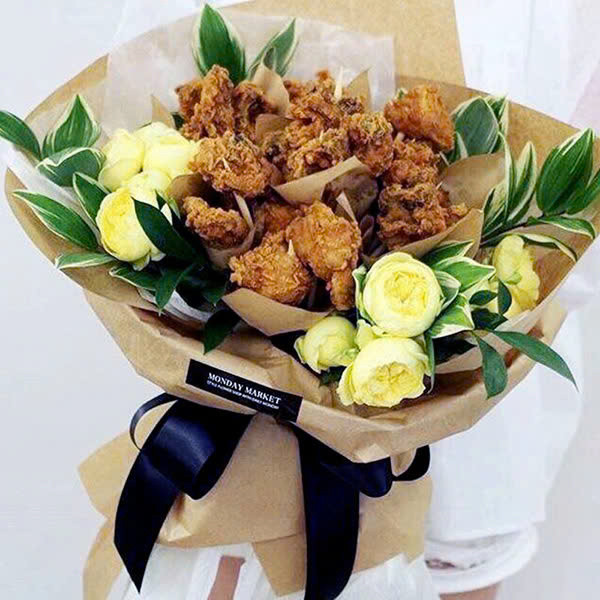 Con đường chinh phục trái tim nàng nhanh nhất chính là con đường từ mắt cho đến dạ dày. Chắc chắn nàng sẽ đổ gục bởi bó hoa đùi gà rán cực kỳ hấp dẫn này. Ảnh Internet