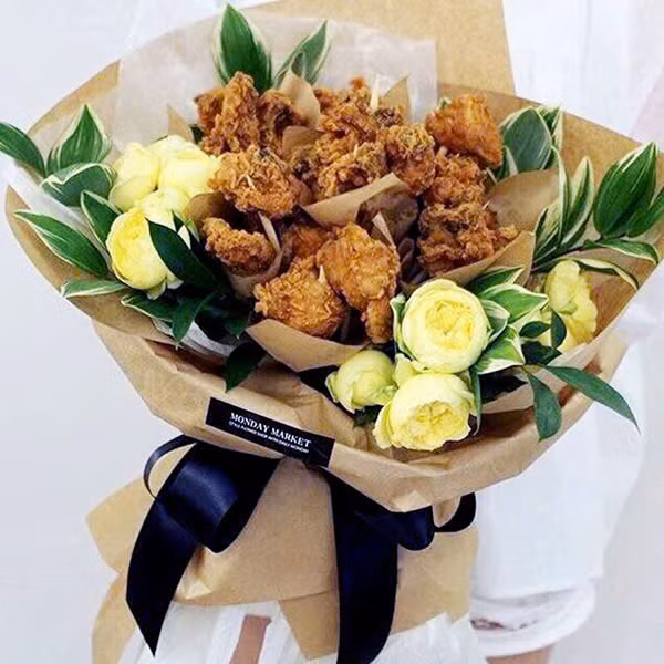 Con đường chinh phục trái tim nàng nhanh nhất chính là con đường từ mắt cho đến dạ dày. Chắc chắn nàng sẽ đổ gục bởi bó hoa đùi gà rán cực kỳ hấp dẫn này. Ảnh Internet