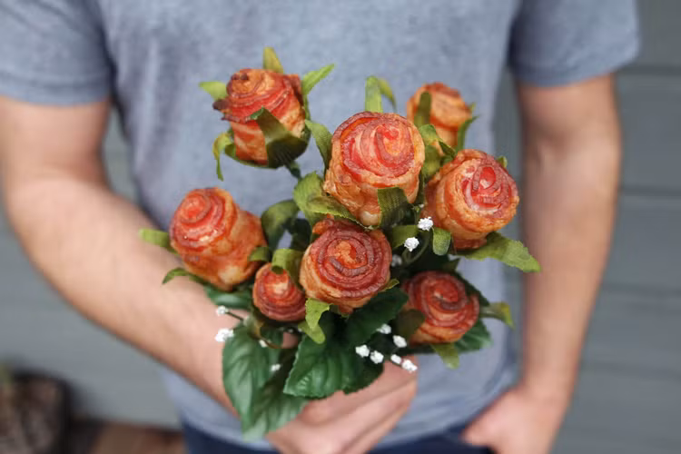 Bó hoa làm từ thịt: Đây là món quà vô cùng "thực tế" dành tặng cho những tín đồ đam mê thịt nguội, thịt xông khói, xúc xích... Nếu bạn và người ấy không có thời gian cho một buổi tối lãng mạn, đây chắc hẳn là món quà tuyệt vời nhất mà ai cũng muốn nhận được vào dịp Valentine. Ảnh Internet
