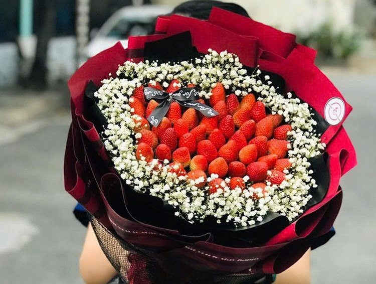 Bó hoa ngày Valentine độc đáo được làm bằng trái cây, không chỉ gây ấn tượng bởi vẻ ngoài đẹp và xinh xắn mà còn vô cùng ý nghĩa và ngon miệng. Ảnh Internet