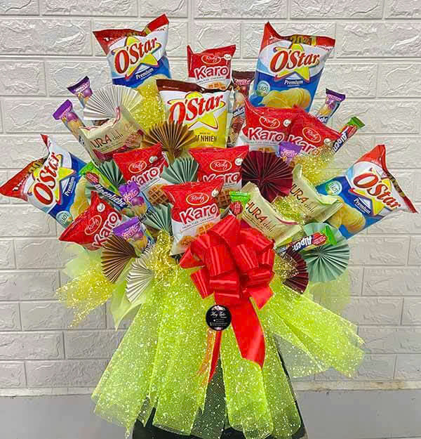 Một trong những sản phẩm rất "hot" được rất nhiều người săn lùng trong ngày lễ tình yêu Valentine 14/2 này là những bó hoa được làm từ đồ ăn vặt, bánh kẹo, socola. Ảnh Internet