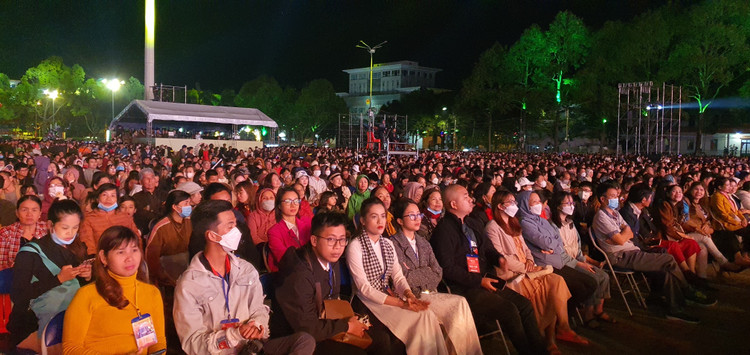 Hàng nghìn người dân địa phương và du khách tập trung tại Quảng trường 10/3 để theo dõi các chương trình nghệ thuật tại Lễ bế mạc.