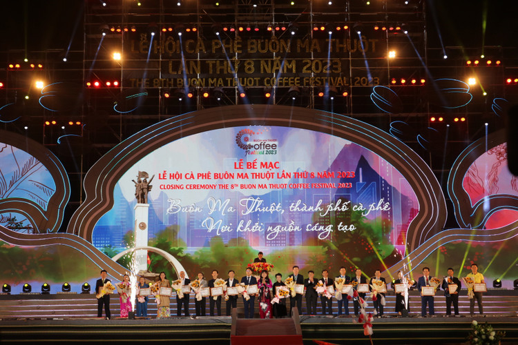 Lãnh đạo tỉnh Đắk Lắk tặng Bằng khen của Chủ tịch UBND tỉnh cho các nhà tài trợ cho Lễ hội Cà phê Buôn Ma Thuột lần thứ 8 năm 2023.