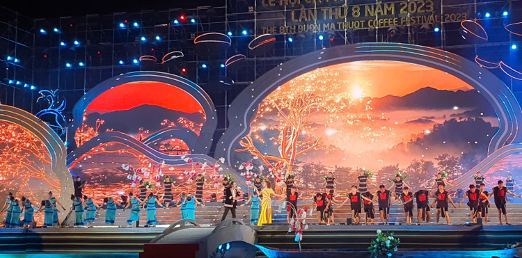 Tiết mục văn nghệ mang đậm văn hóa Tây Nguyên tại Lễ bế mạc.