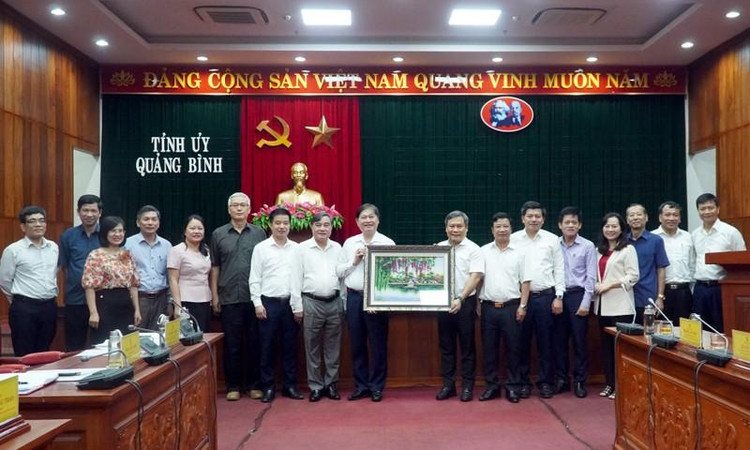 Đảng đoàn Liên hiệp Hội Việt Nam tặng quà lưu niệm lãnh đạo tỉnh Quảng Bình.