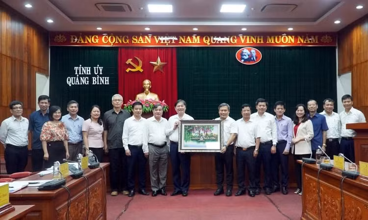 Đảng đoàn Liên hiệp Hội Việt Nam tặng quà lưu niệm lãnh đạo tỉnh Quảng Bình.