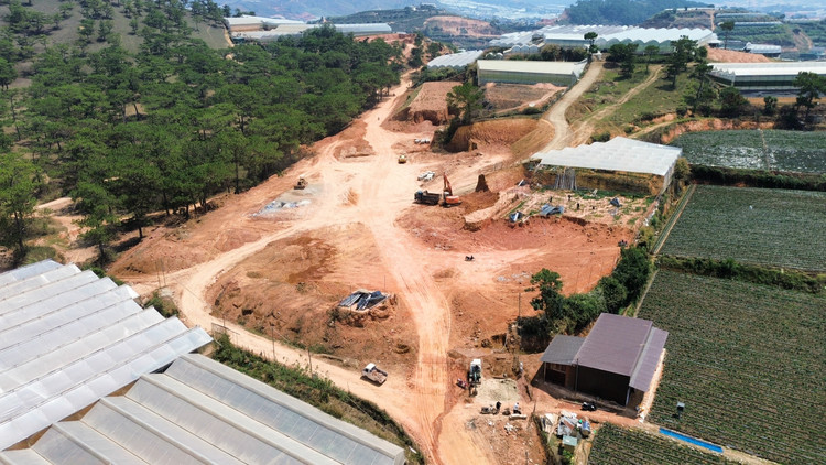 Nhà thầu đang đẩy nhanh tiến độ thi công công trình, phấn đấu hoàn thành vượt tiến độ.