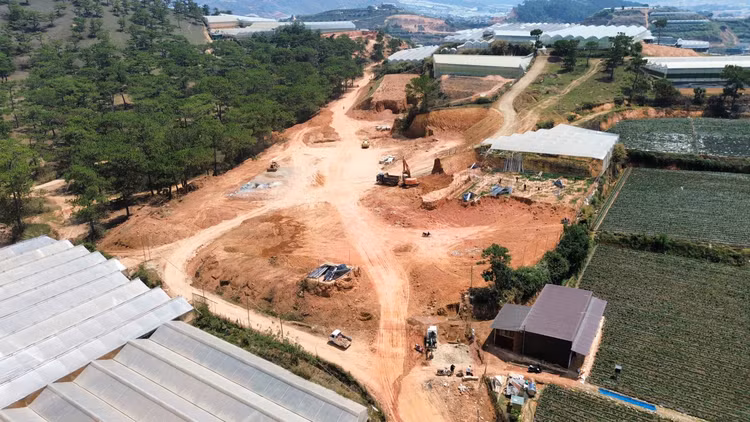 Nhà thầu đang đẩy nhanh tiến độ thi công công trình, phấn đấu hoàn thành vượt tiến độ.