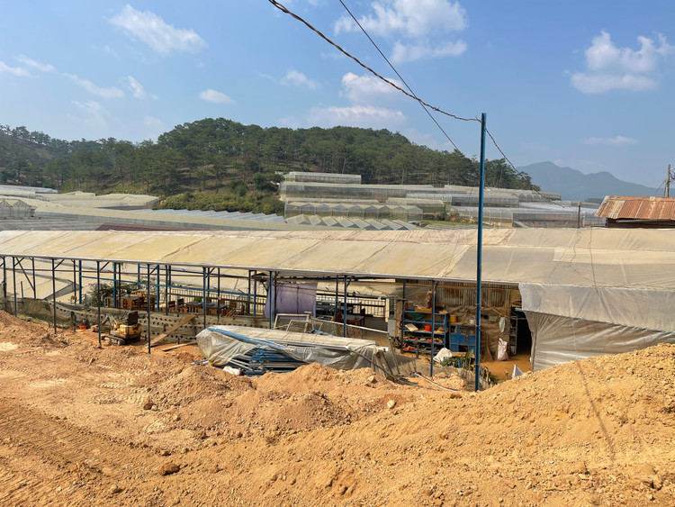 Sau khi di dời, tháo dỡ nhà cửa, người dân chuyển vào sống tạm trong khu nhà lồng.