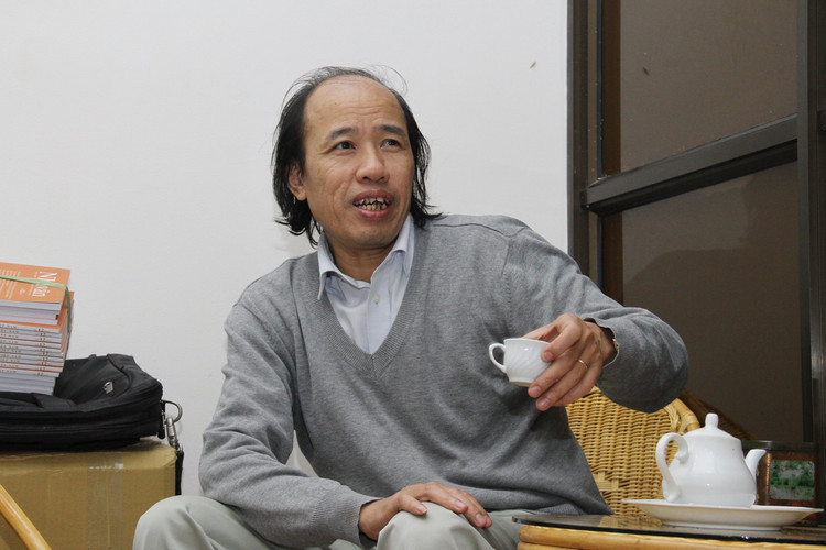 Nhà văn từ một người luôn tự nhận đa tình thì giờ lại nổi tiếng “chung tình”. Nhà văn từ một người luôn tự nhận đa tình thì giờ lại nổi tiếng “chung tình”.