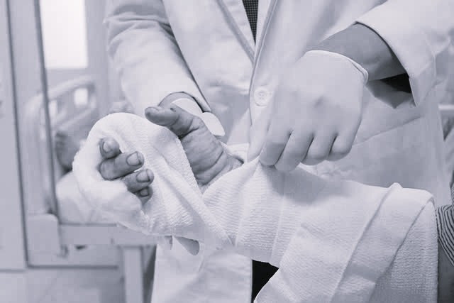 Bác sĩ thăm khám kiểm tra vết thương sau phẫu thuật cho bệnh nhân. Ảnh BVCC