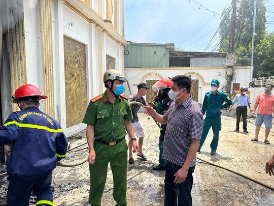 Lãnh đạo Công an huyện Krông Pắk chỉ đạo chữa cháy tại hiện trường.