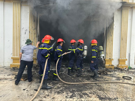 Lực lượng chữa cháy nổ lực dập tắt đám cháy tại quán Karaoke.