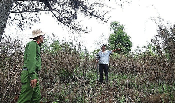 Cơ quan chức năng kiểm tra hiện trường nơi xảy ra vụ việc.