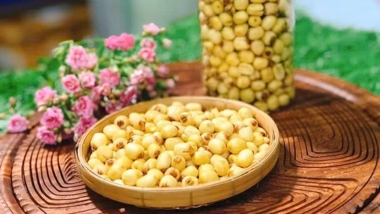 Hạt sen là một loại thực phẩm và dược liệu tự nhiên quý giá với nhiều lợi ích cho sức khỏe. Ảnh minh họa