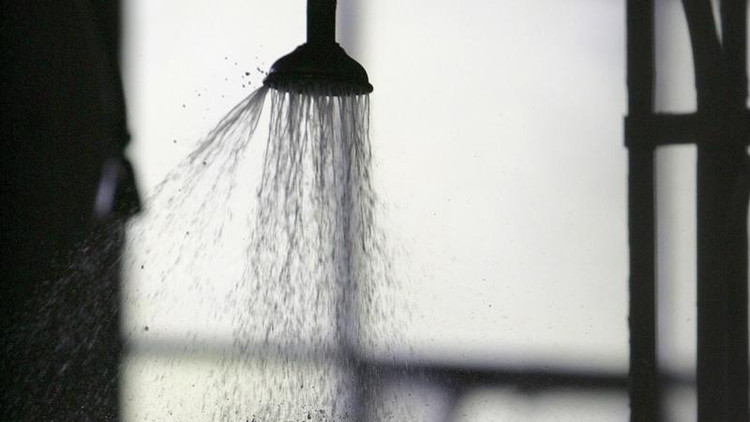 Thói quen tắm khuya, đặc biệt trong thời tiết lạnh, có thể dẫn đến những hậu quả nghiêm trọng cho sức khỏe - Ảnh minh họa