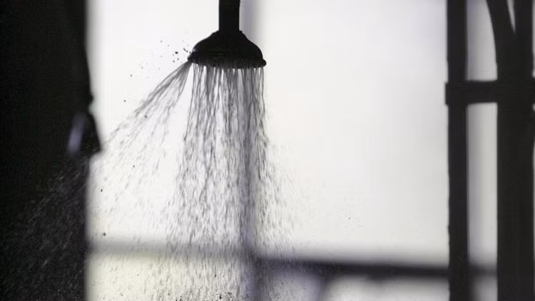 Thói quen tắm khuya, đặc biệt trong thời tiết lạnh, có thể dẫn đến những hậu quả nghiêm trọng cho sức khỏe - Ảnh minh họa