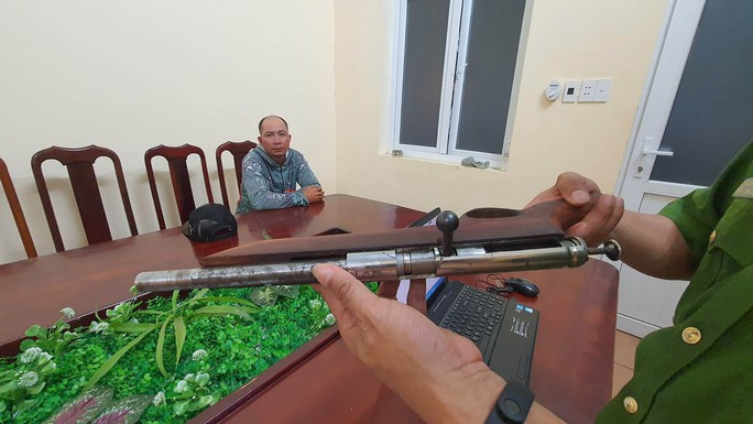 Đối tượng Hoàng Ngọc Nhân và khẩu súng đặt mua trên mạng xã hội.