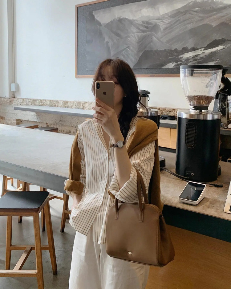 Áo sơ mi dài tay luôn là khoản đầu tư xứng đáng cho tủ đồ.