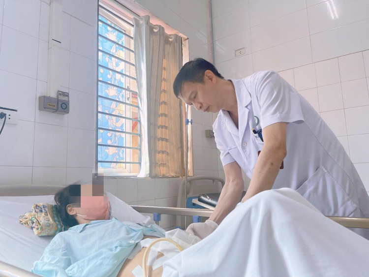 Nữ bệnh nhân phải nhập viện điều trị, sau khi nghe hướng dẫn trên Facebook, tự thụt rửa đại tràng để &quot;chữa bệnh&quot;. Ảnh BVCC