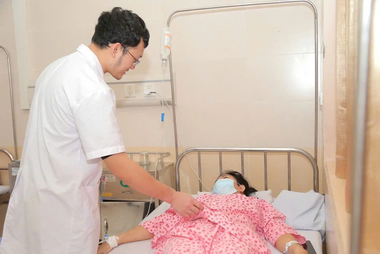 Bác sĩ kiểm tra sức khoẻ của người bệnh sau cắt u buồng trứng. Ảnh: SK&amp;ĐS