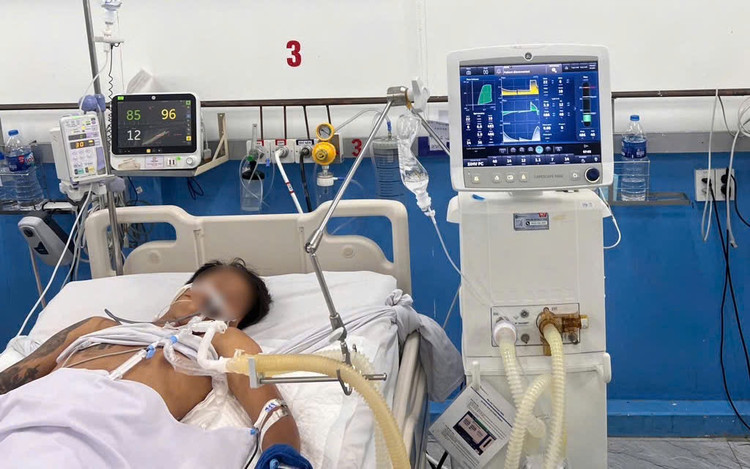 Bệnh nhân nghi bị ngộ độc hóa chất PAC. Ảnh: SK&amp;ĐS