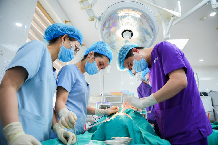 Bác sĩ Hoàng Thanh Tuấn trong một ca phẫu thuật